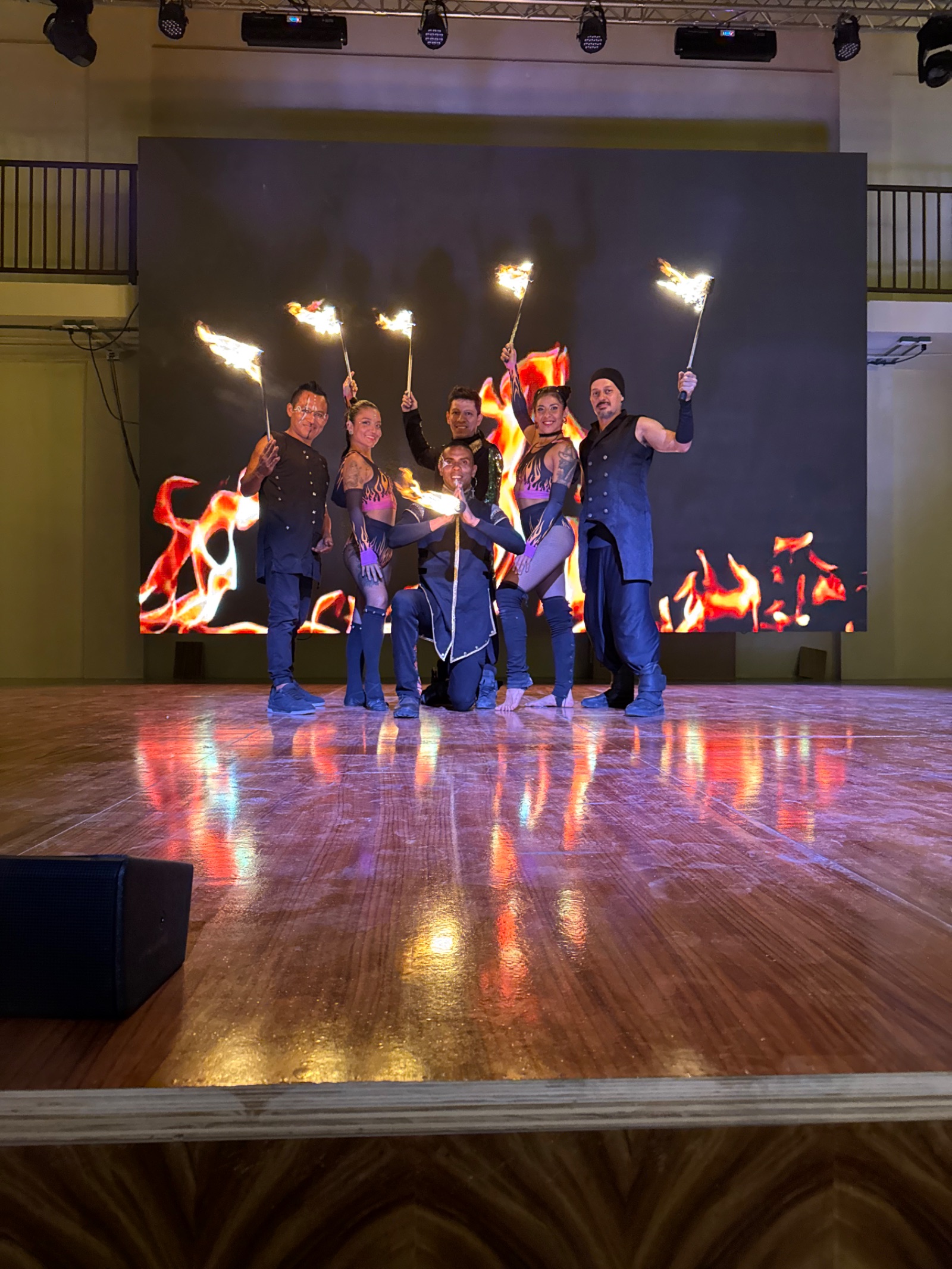 Equipo de fuego con antorchas